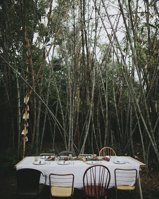 Any excuse to craft a table under some greens... how will you be spending your holiday this year ? 🍽🌲🍂🍁🦃
