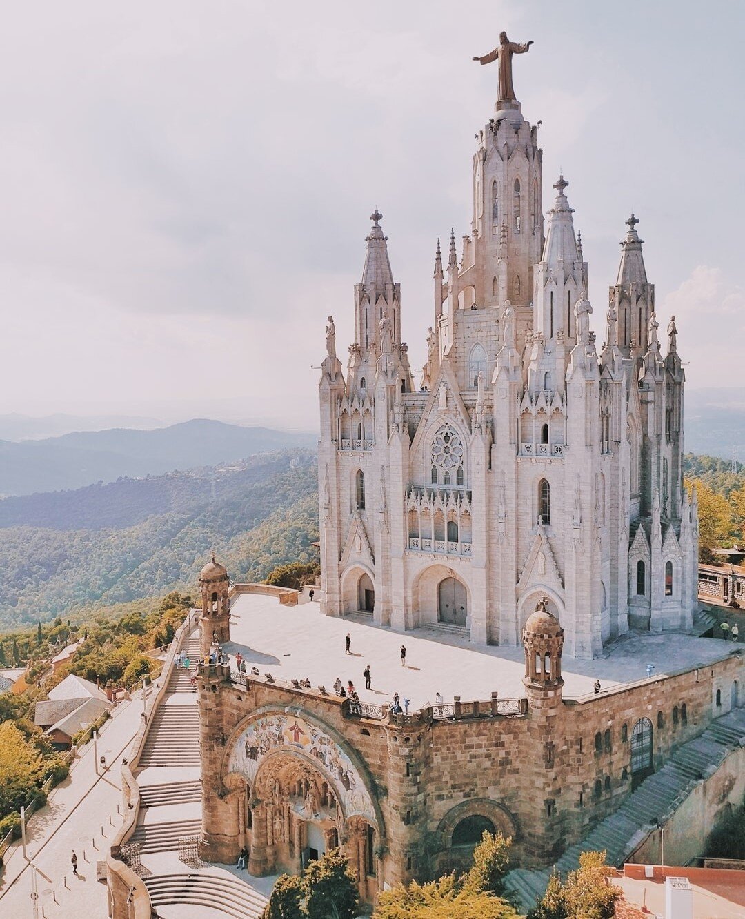 Have you been to Barcelona yet? I had the opportunity to visit back in 2015 and loved it!⁠
⁠
Here are  the top things I recommend seeing/doing while you&rsquo;re there if you&rsquo;re considering going for a family vacation.⁠
⁠
*  Food Tour to sample