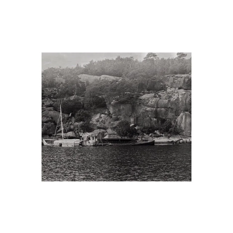 #Boatwreck#oldandbroken #saba#blackandwhite#swedishcoast#skj&aelig;rg&aring;rden#onthewater#analogphotography#blackandwhitephotography#35mm#oldfujica#shipwrecked
