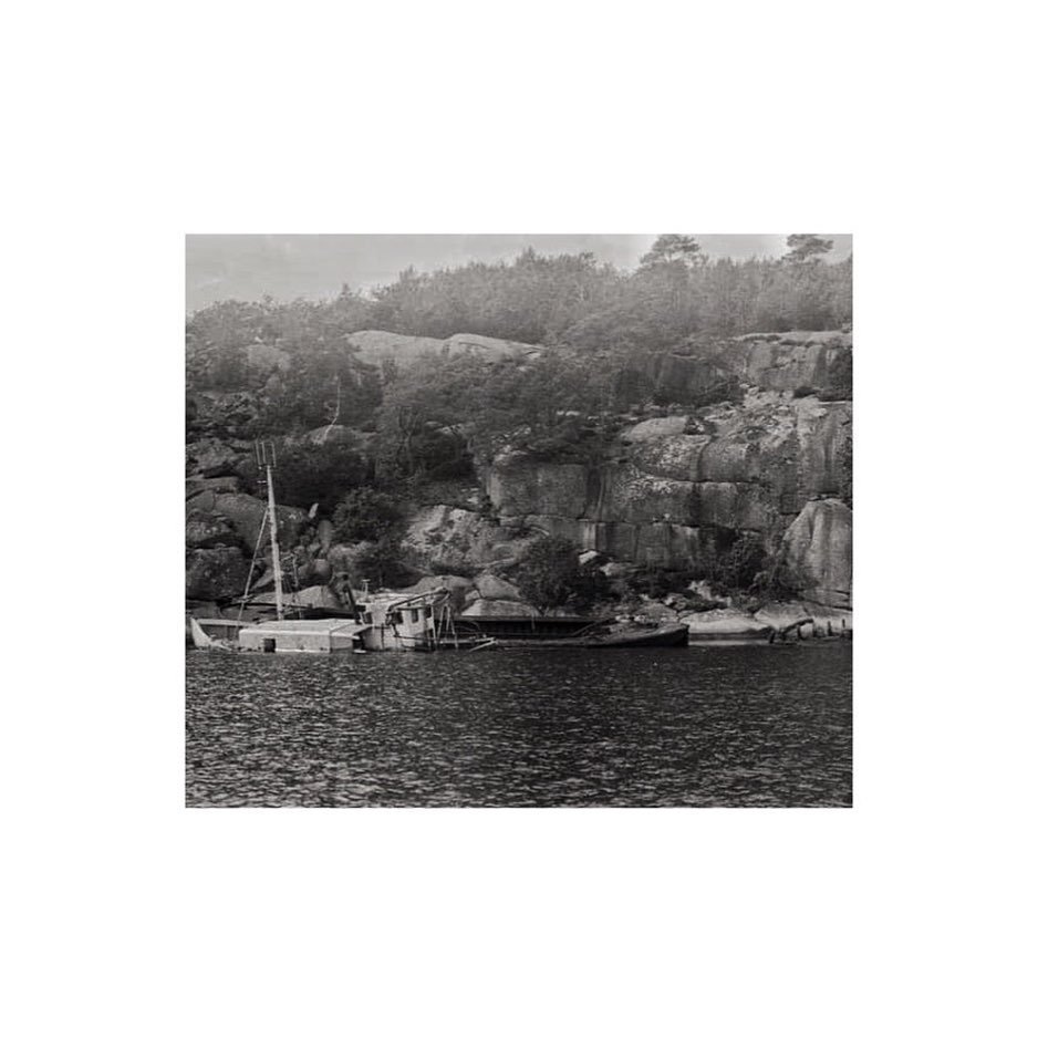 #Boatwreck#oldandbroken #saba#blackandwhite#swedishcoast#skj&aelig;rg&aring;rden#onthewater#analogphotography#blackandwhitephotography#35mm#oldfujica#shipwrecked