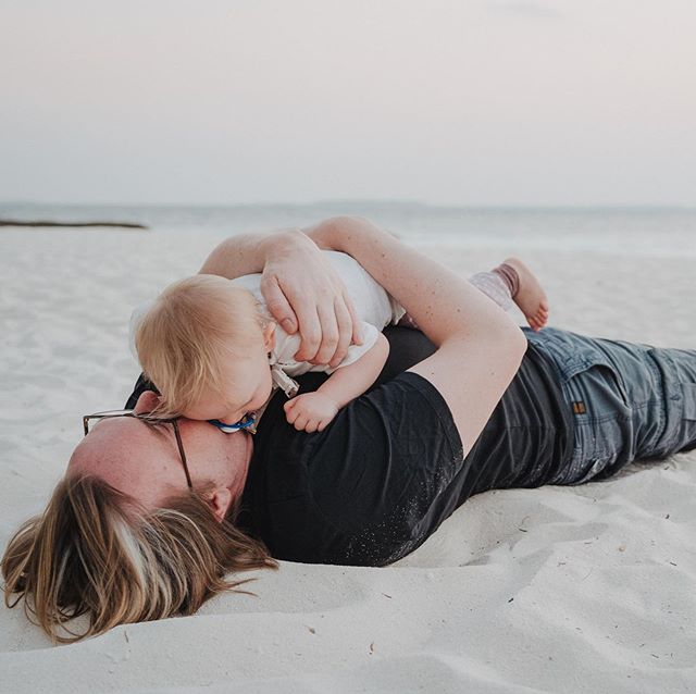 Diese zwei! ❤️❤️❤️ #herzensmenschen #lieblingsmenschen #hasenhaufen #kuschelzeit #paradiesisch #reethibeachresort #sunsettime #papaundpaulazeit