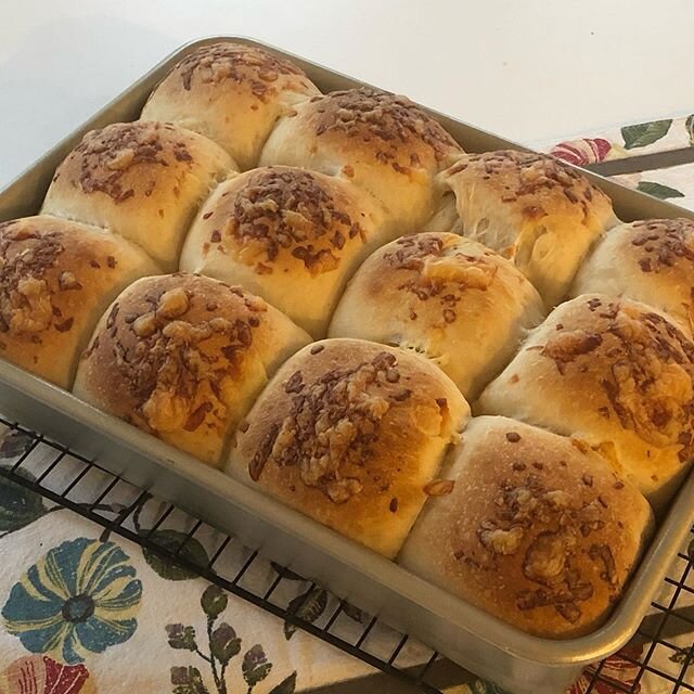Day 4: Food in the Time of Corona Challenge - Corona Cheddar bread rolls. NYT delicious recipe 🙏😋 https://cooking.nytimes.com/recipes/1019596-cheddar-beer-bread-rolls .
.
#foodinthetimeofcorona #breadrolls #bread #breadbaking #yeast #cheddar #beer 
