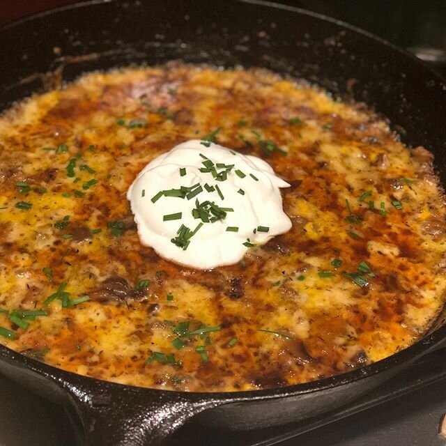Day 5: Food in the Time of Corona - Corona Easiest cheesiest skillet dip! Thanks to @oheilicher for the inspiration!
.
.
#beercheese #dip #skillet #castiron #foodintherimeofcorona #mplsfoodie #minnesotafoodie #inspiration #stayhome #israeli_kitchen @