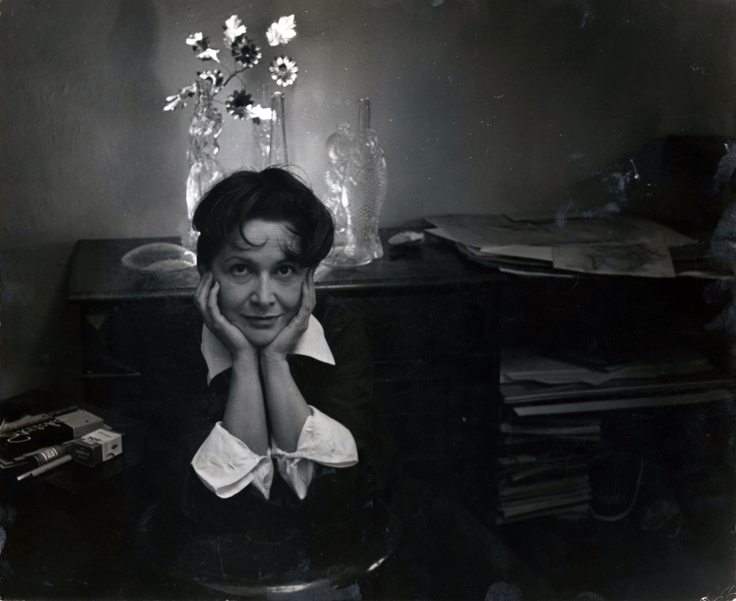 Photograph of Hedda Sterne at her home in New York, 1950 | Photograph by Karl Bissinger