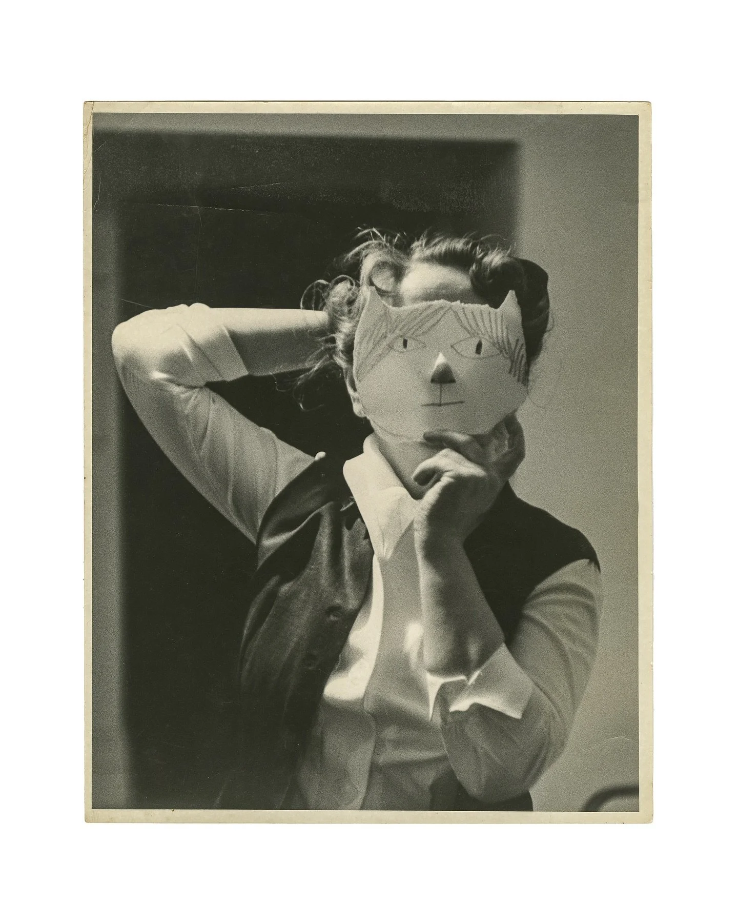 Celebrating Hedda Sterne, born on this day, August 4, 1910! 🐈✨

Photograph of Hedda Sterne wearing a Mask by Saul Steinberg (1959) | Photograph by Inge Morath | Collection of The Hedda Sterne Foundation Archives | (c) the Inge Morath Estate, &copy; 