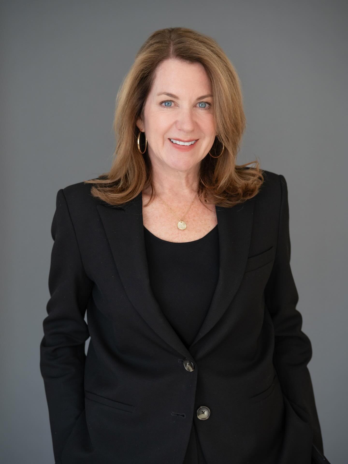 New year, new job, new headshot. 

DM me to update your headshot.