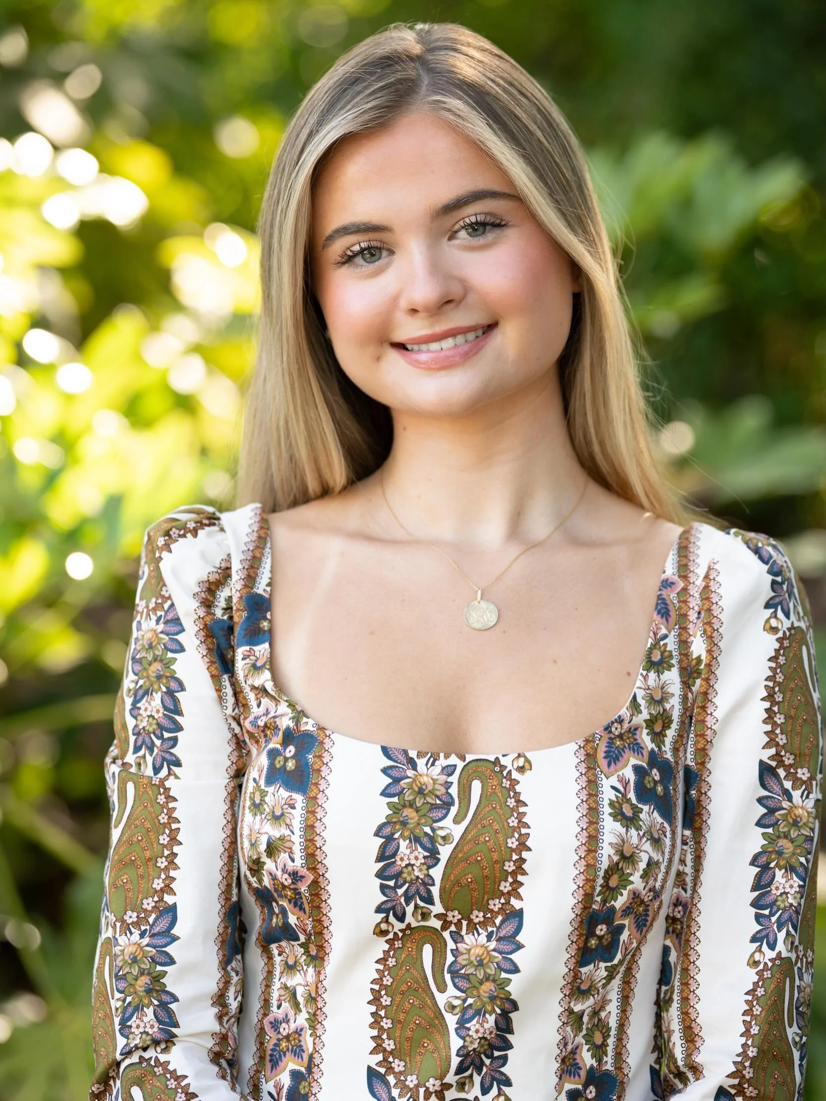 A little sneak peek into this beautiful senior&rsquo;s portraits.  I can&rsquo;t wait to show them to her. 💚🤍