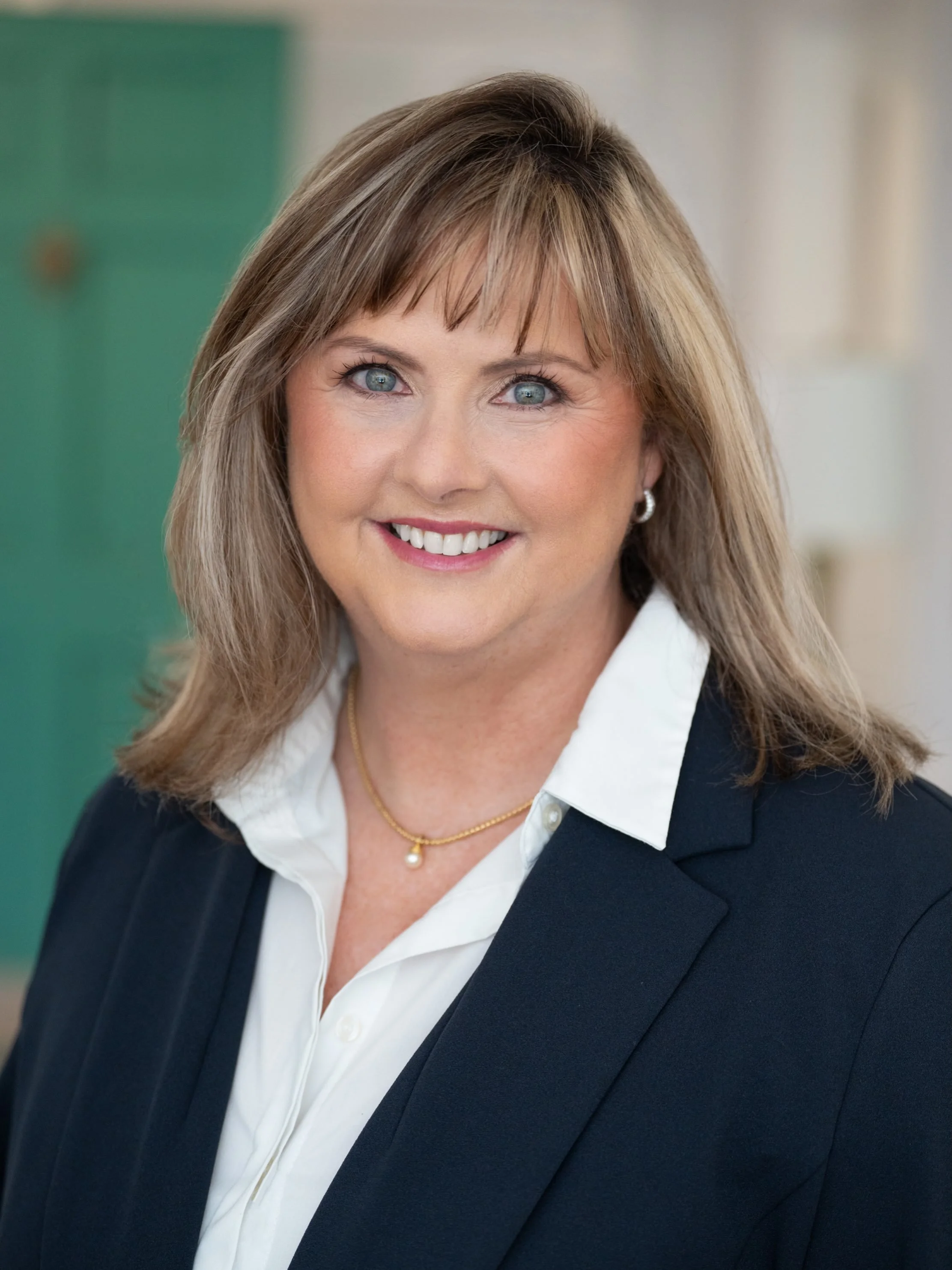 I received an email last Monday for a headshot photo session.  Two days later we had a few great outfits for the photo shoot, an amazing makeup artist @spreadingthepretty and gorgeous photos for the start of this lovely women&rsquo;s new career as re