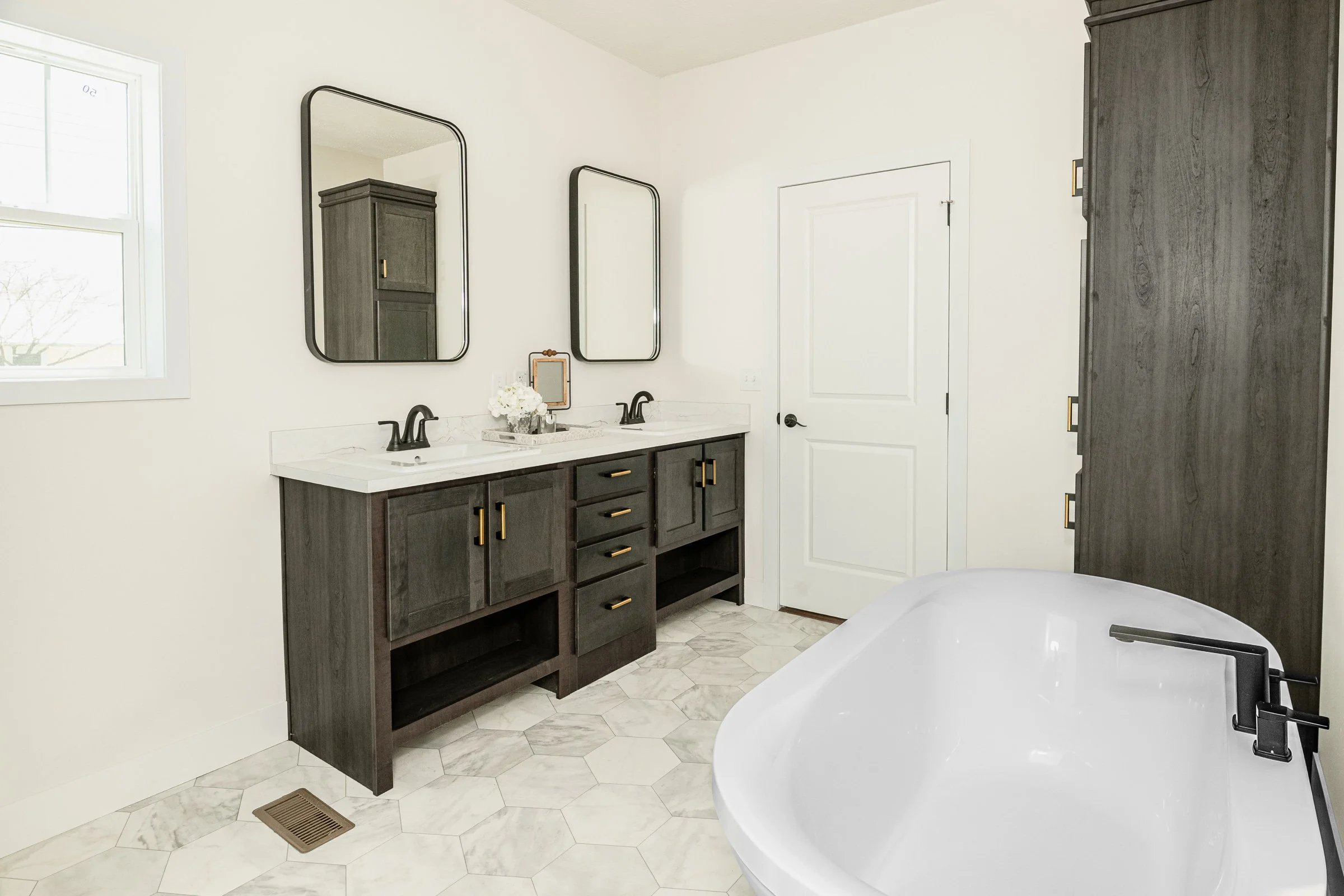 2521 S Banta Ave-30.jpg