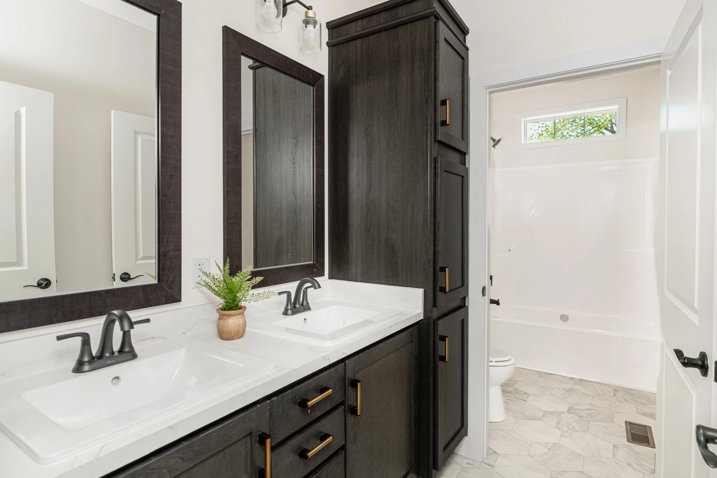 2521 S Banta Ave-33.jpg