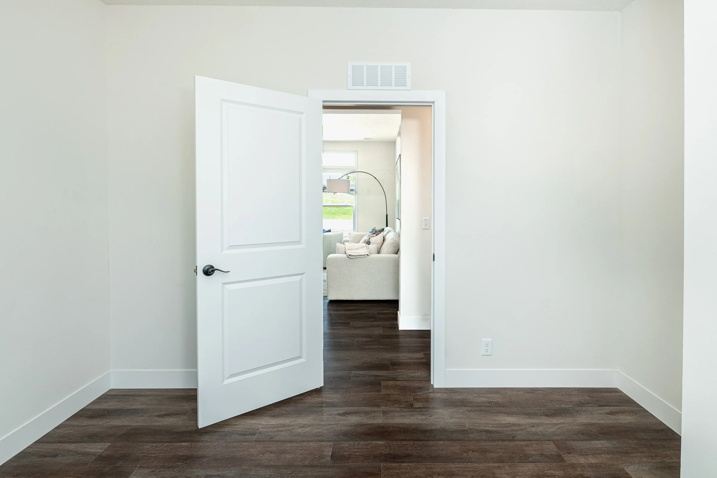 2521 S Banta Ave-38.jpg