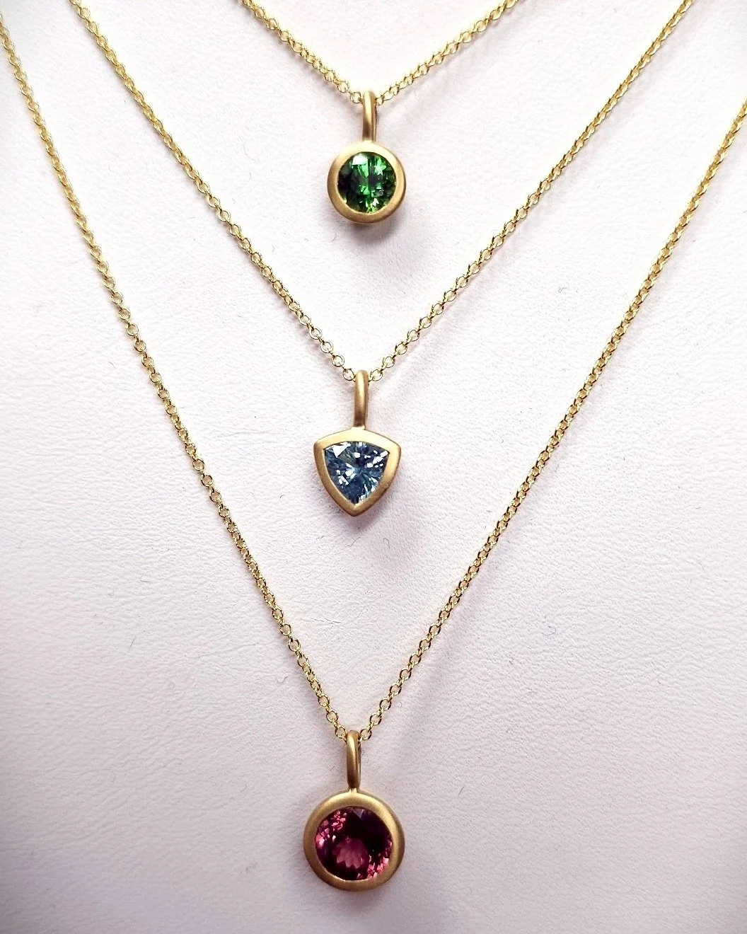 A few simple but sweet teasers we brought in for the sale this weekend. "YumDrop" pendants from one of our favorite vendors @kimberlycollinsgems 

#yumdrops #solitaire #pendants #coloredgemstonesjewelry #lynnjewelers #coloredgemstones #gold