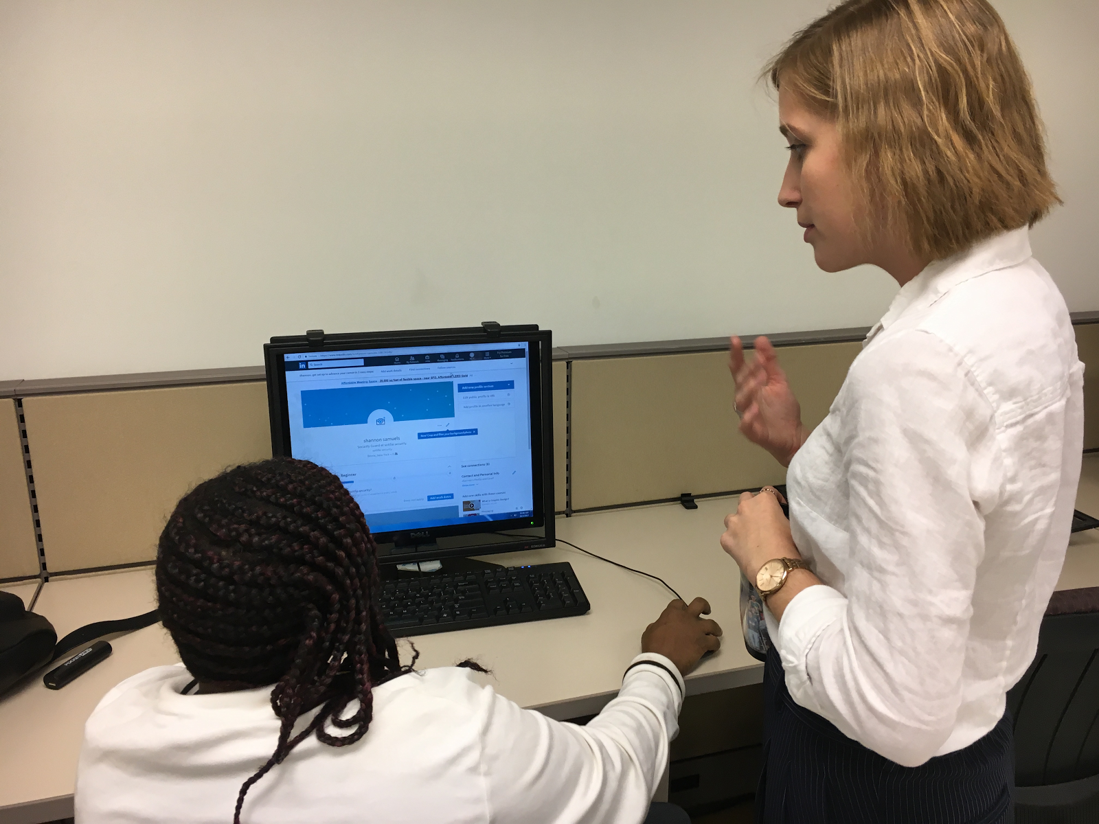 One of our Bronx fellows, Kate, assisting an America Works client with the creation of their own LinkedIn profile during one of our Career Exploration Workshops.