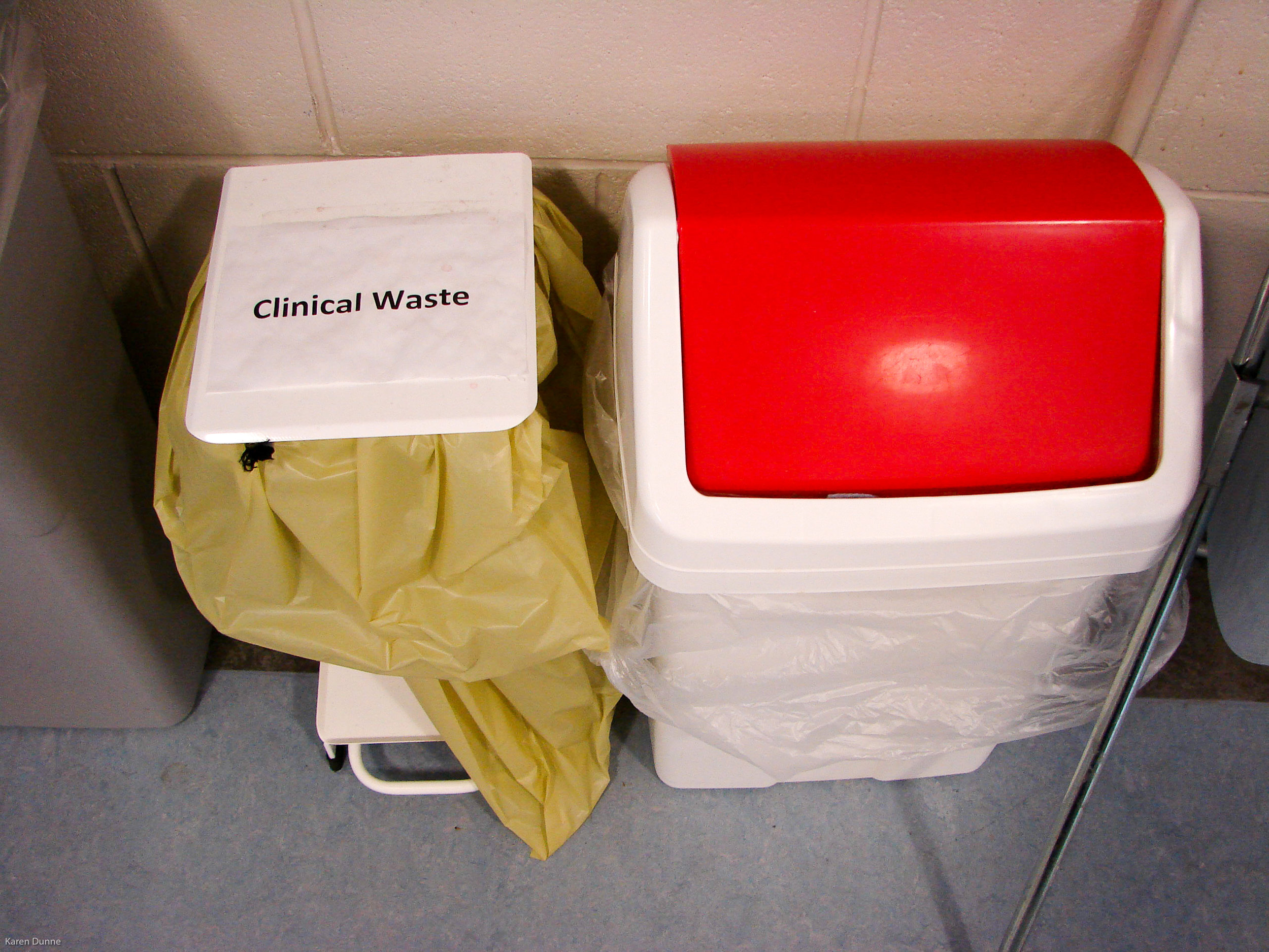Refuse bin & foot-operated covered soft clinical waste bin