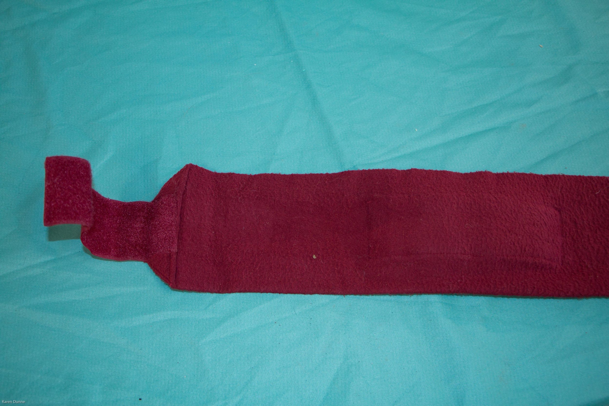  Place bandage with velcro fastening facing upwards 
