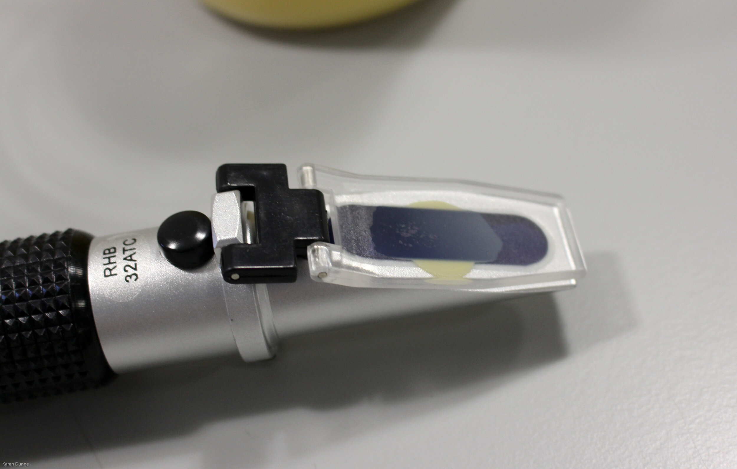  Hold the refractometer up to the light and look through it to view the scale 