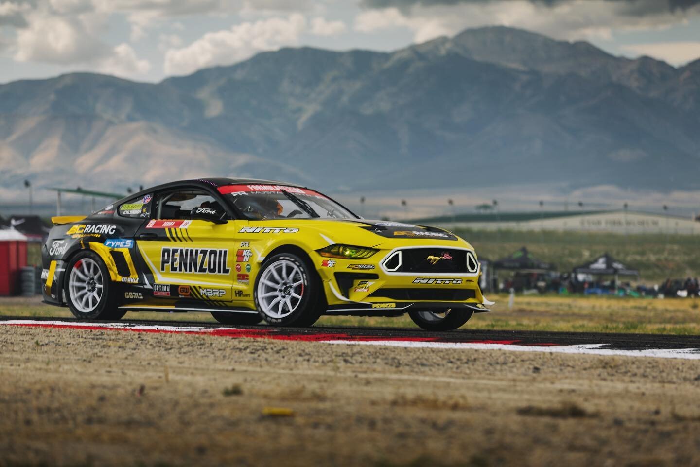 Final Day at #FDSLC - Everything still looks wonderful and mountains still as gorgeous as ever. 
.
.
.
.
@chelseadenofa #formulad #pennzoil #drifting #utahmotorsportscampus #utah #mountains
