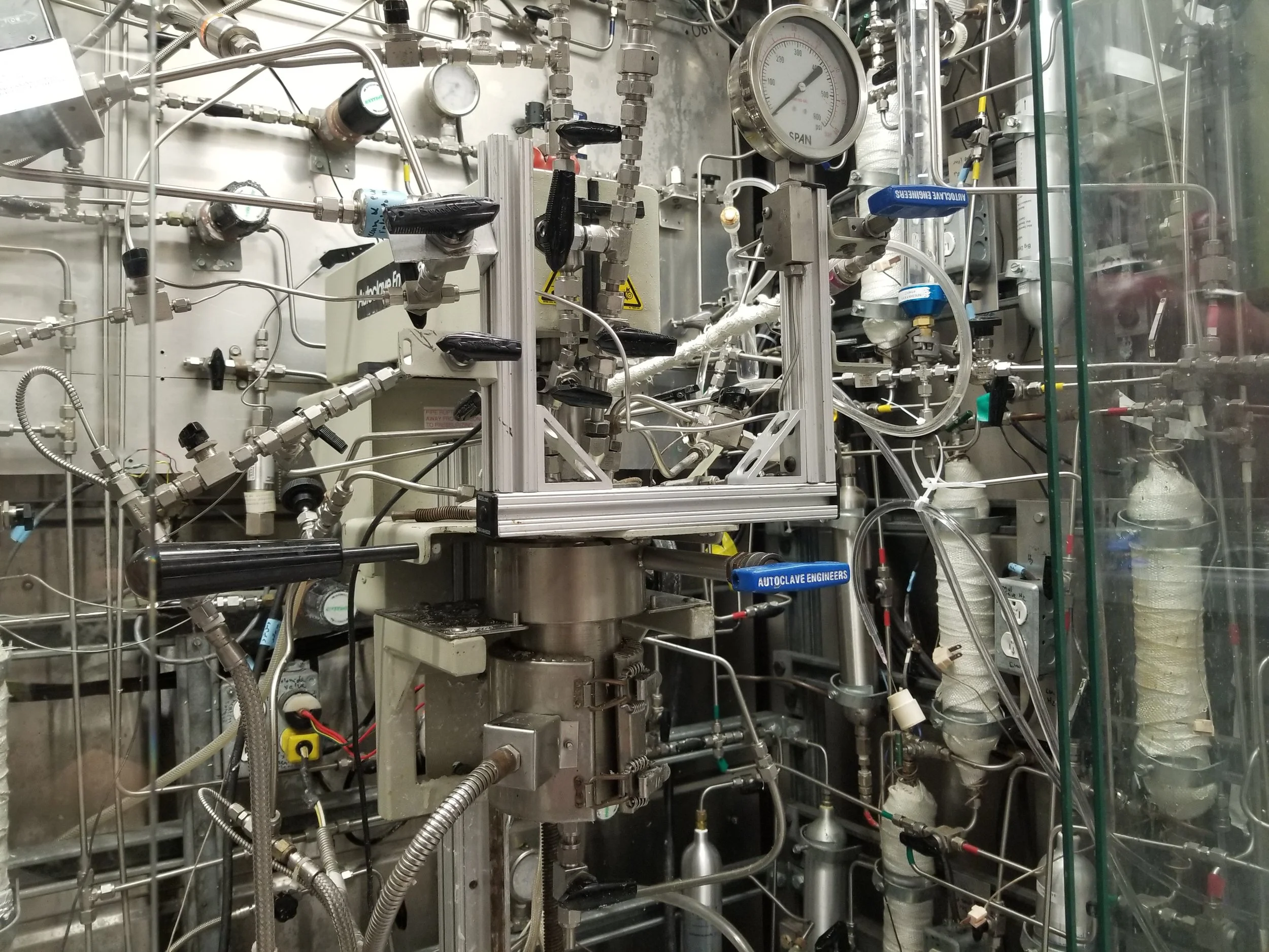 High-pressure, high-temperature slurry reactor