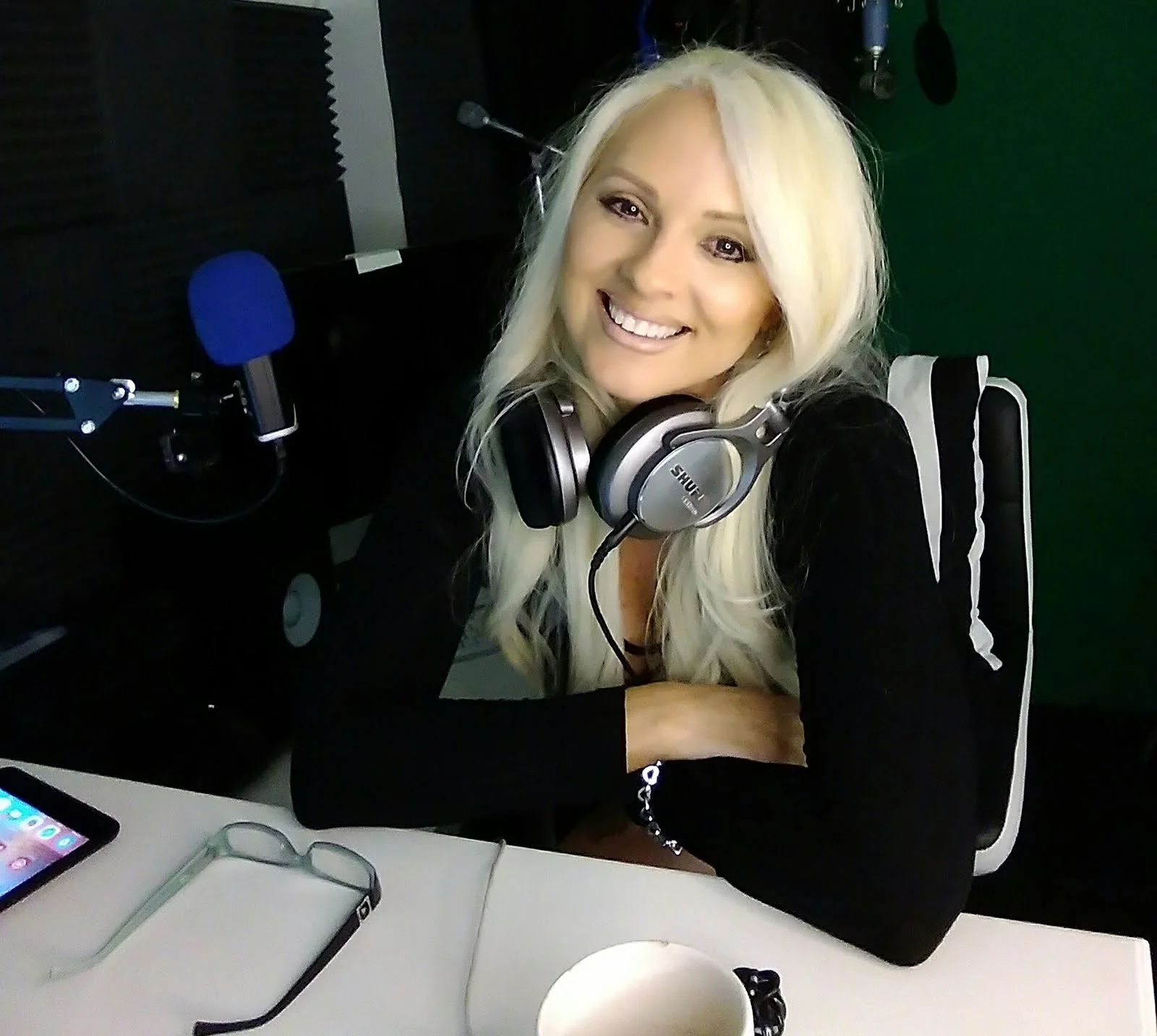 JacquelineJax avaliveradio header.jpg