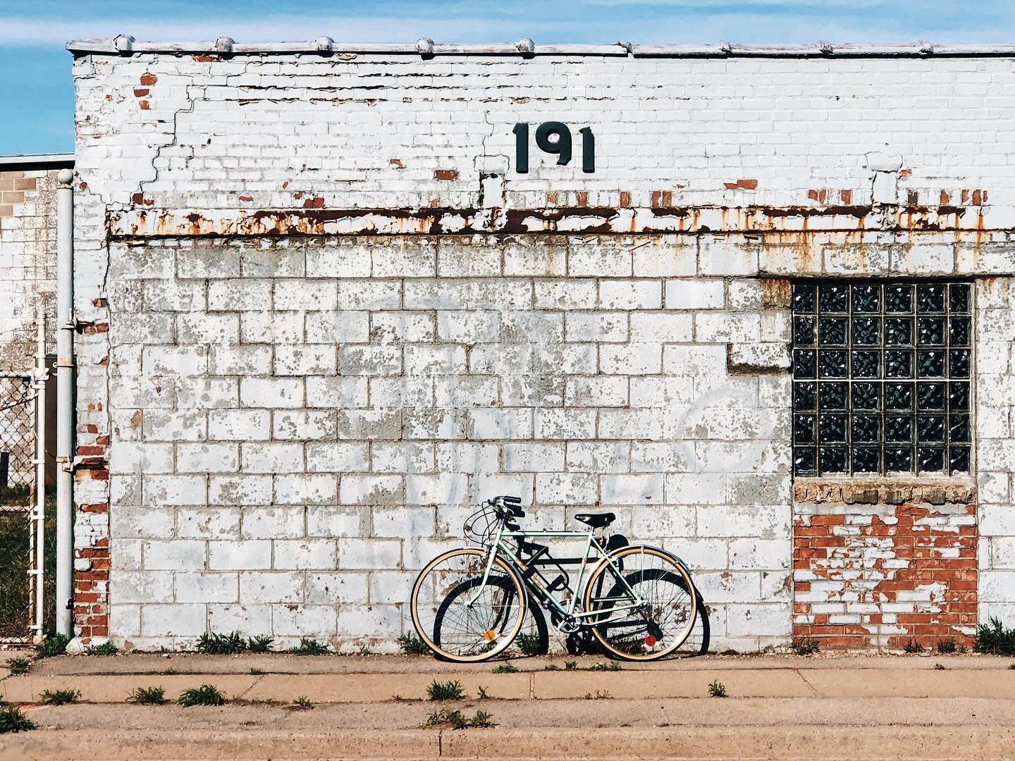 waking up☀️

#urbanphotography #streetphotography #photography #urban #street #architecture #streetart #city #cityphotography #cityscape #travel #streets #citylife  #cityscape #design #urbanstories #explorebuffalo #industrial #vintagebike