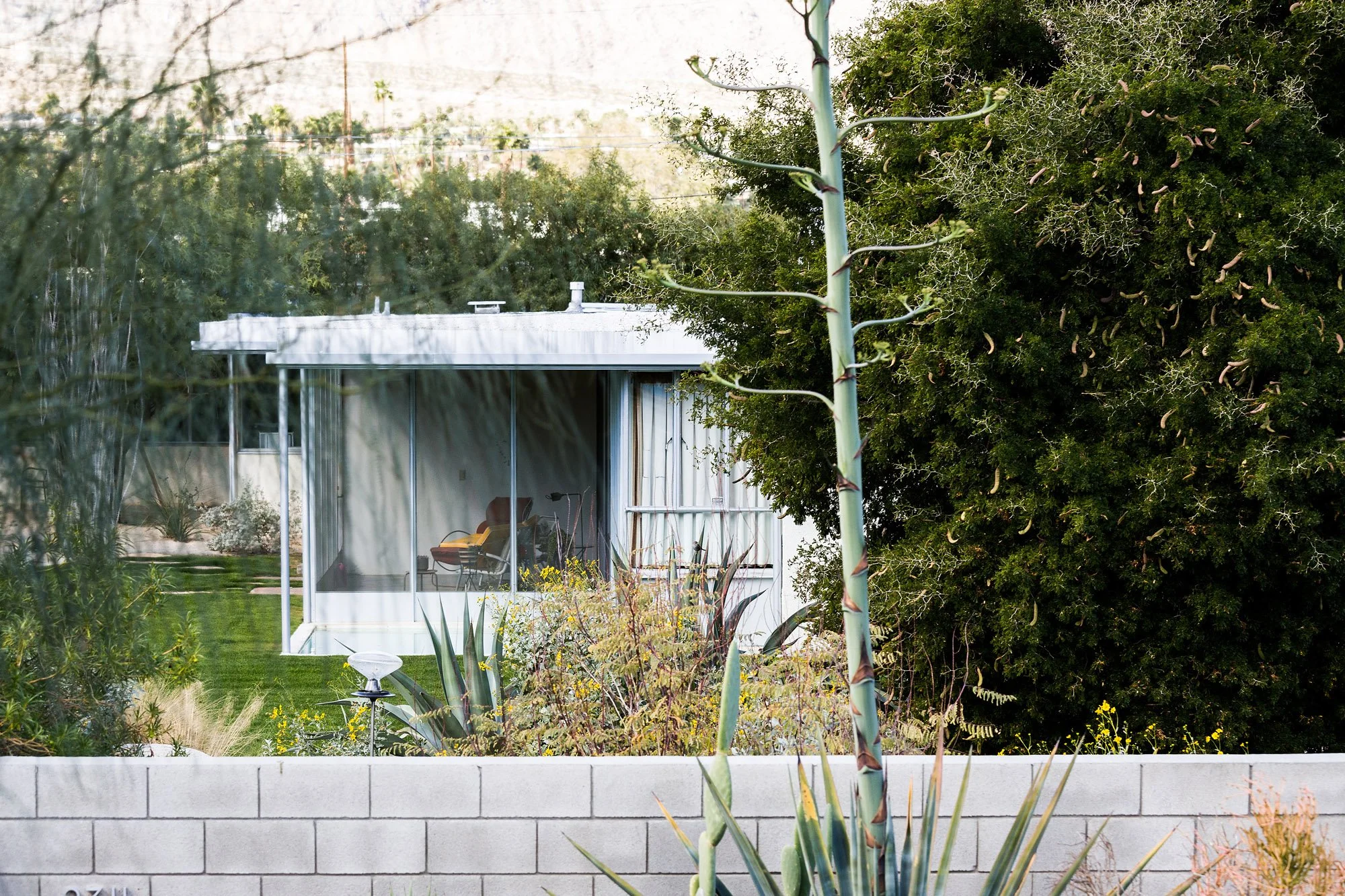 Street view of the Grace Miller House by Richard Neutra