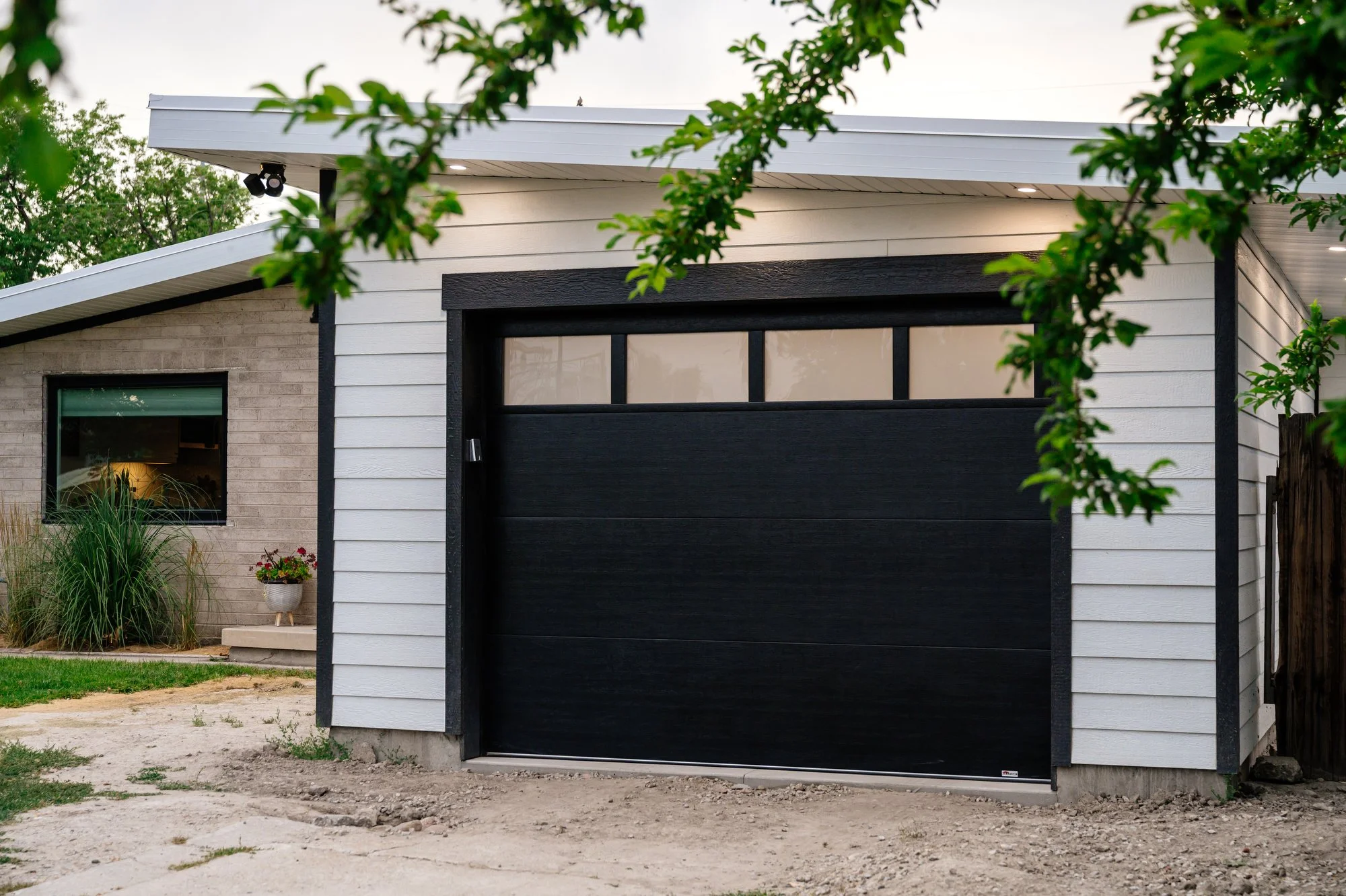 Garage_Webresized_02.JPG