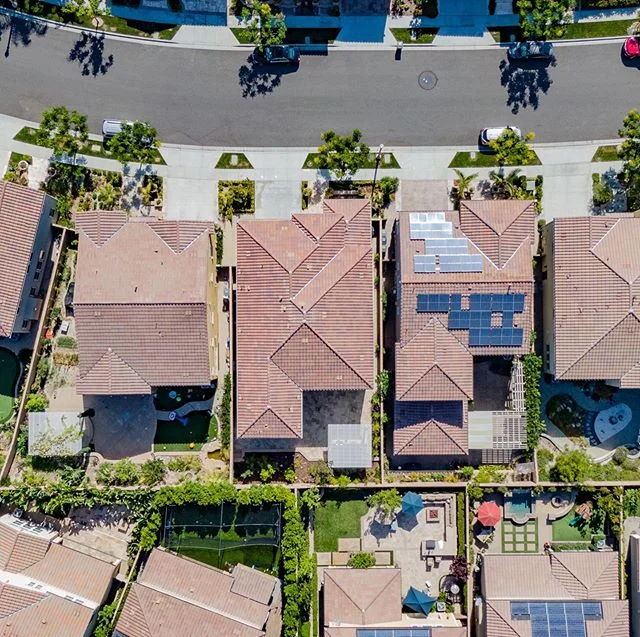 Welcome to 21 Hollyhock in the beautiful resort community of Baker Ranch within the city of Lake Forest, CA!
This rare and impeccably upgraded 6 Bedroom, 5 Bathroom home has been modified to include 500+ SqFt of additional living space in the extended great room and second floor media loft, with two first floor bedrooms and bathrooms.
Baker Ranch is one of Orange County’s newest and most desirable communities with parks, playgrounds, clubhouses, sports courts, pools, hiking trails, LOW HOA and NO MELLO ROOS.
Offered at $1,500,000 👉🏻 DM or Call Brandon Davar 949.466.4845 for a private showing
#bakerranch #bakerranchlife #lakeforest #newhomes #DavarAndCo #21Hollyhock