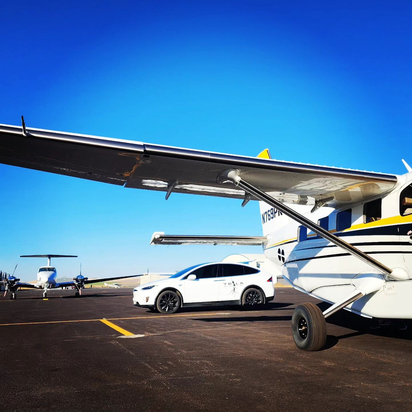 If you're flying into Walla Walla in style, you should tour just the same!

#ALW
#wallawalla 
#rampsidepickup 
#wawine
#pnwadventures 
#teslawinerytours