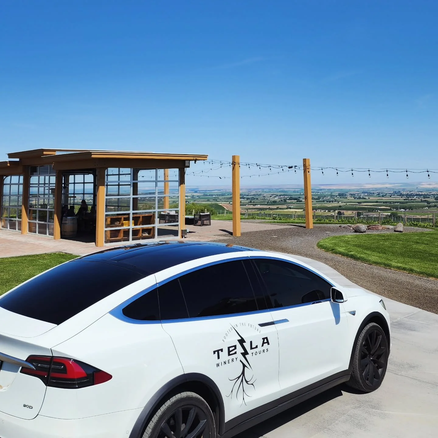 The views from @sagemoorestates Glass House are truly unparalleled. Enjoy sweeping vistas of the entire Walla Walla Valley sipping wines sourced feet away!

#wallawalla 
#winetasting🍷
#wawine
#vineyardviews 
#getoutside