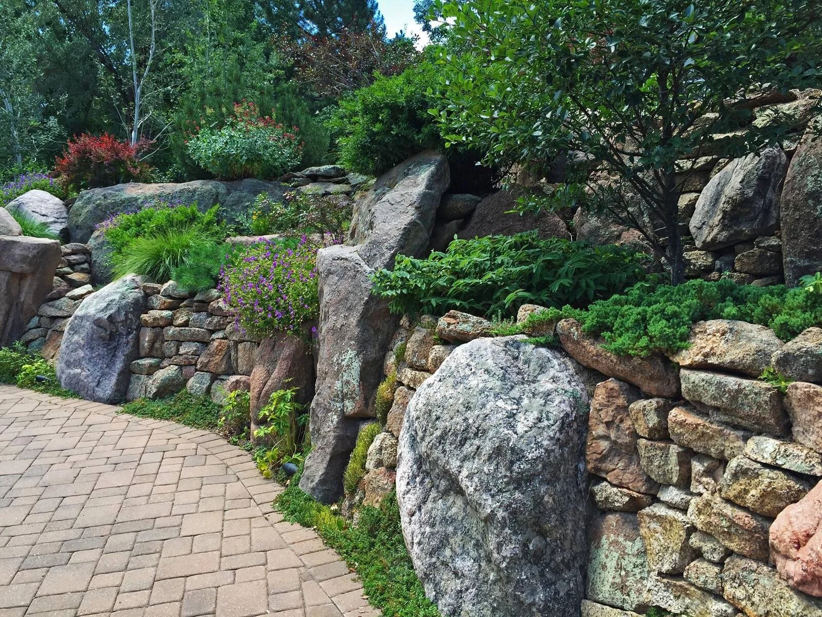 natural boulder retaining wall 