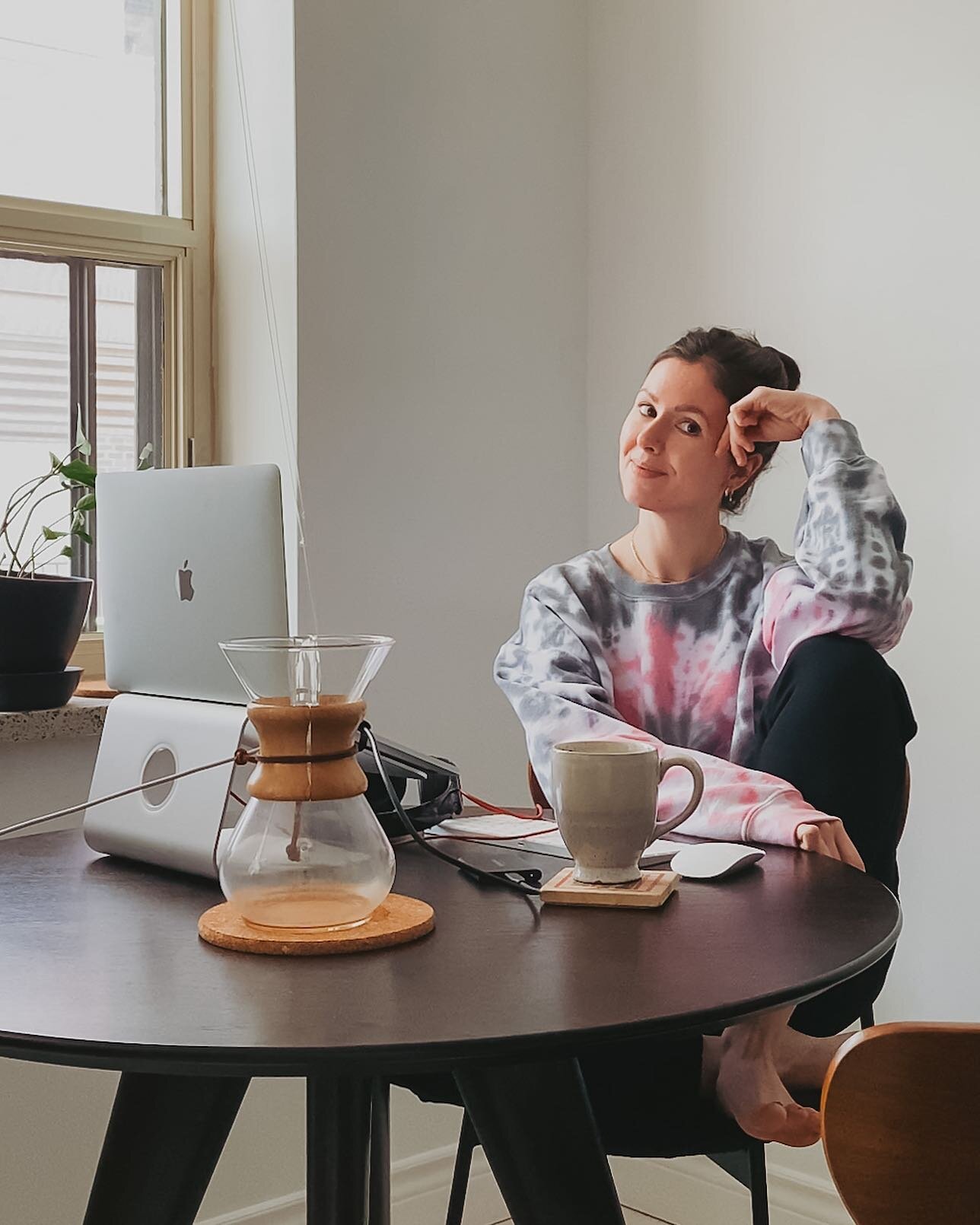 Just wanted to share what a typical weekend looks like for me ☕️- empty chemex, cozy comfies, usually poor posture, and a whole lot of editing. 💻 
-
Some people ask me how I manage to pull off working a full-time 9 to 5 as a pharmacist, and then sti