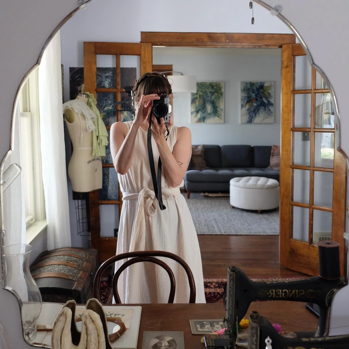 I’ve had this mirror for years, but could never put it up properly bc it used to be attached to a vanity, so there was this heavy wood attached to the back. Anyway, we finally took the wood off and found wall mounts for it. Now it lives appropr