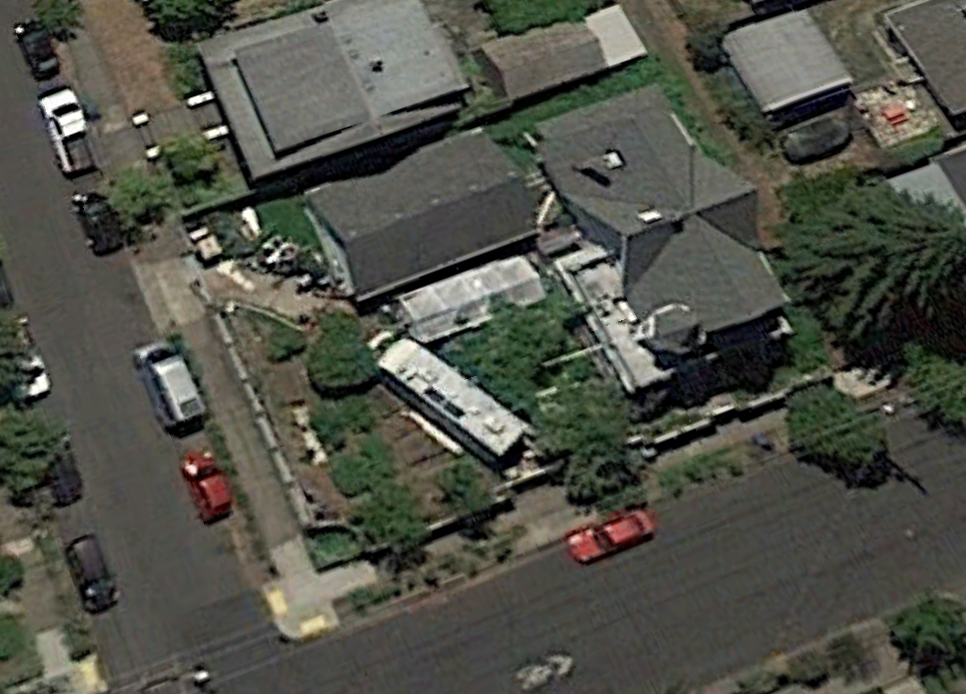 July 2015. This is the most recent image on Google Earth. On the property, you see the house, garage, an RV, and temporary structure with a white vinyl covering. You also see a Sprinter van on the street. In the upper right corner of the property, you can see how the black berries have grown over the junk. You can just barely see small boat poking out from under the berry bush.