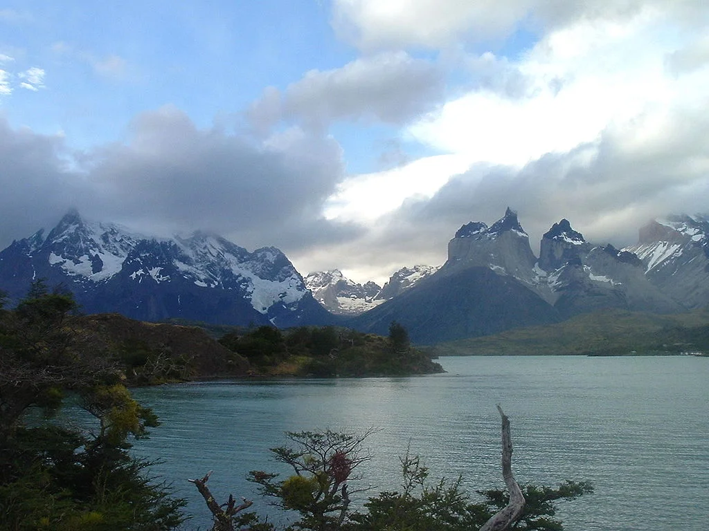 1024px-Cuernos_del_Paine_Raulito.jpg