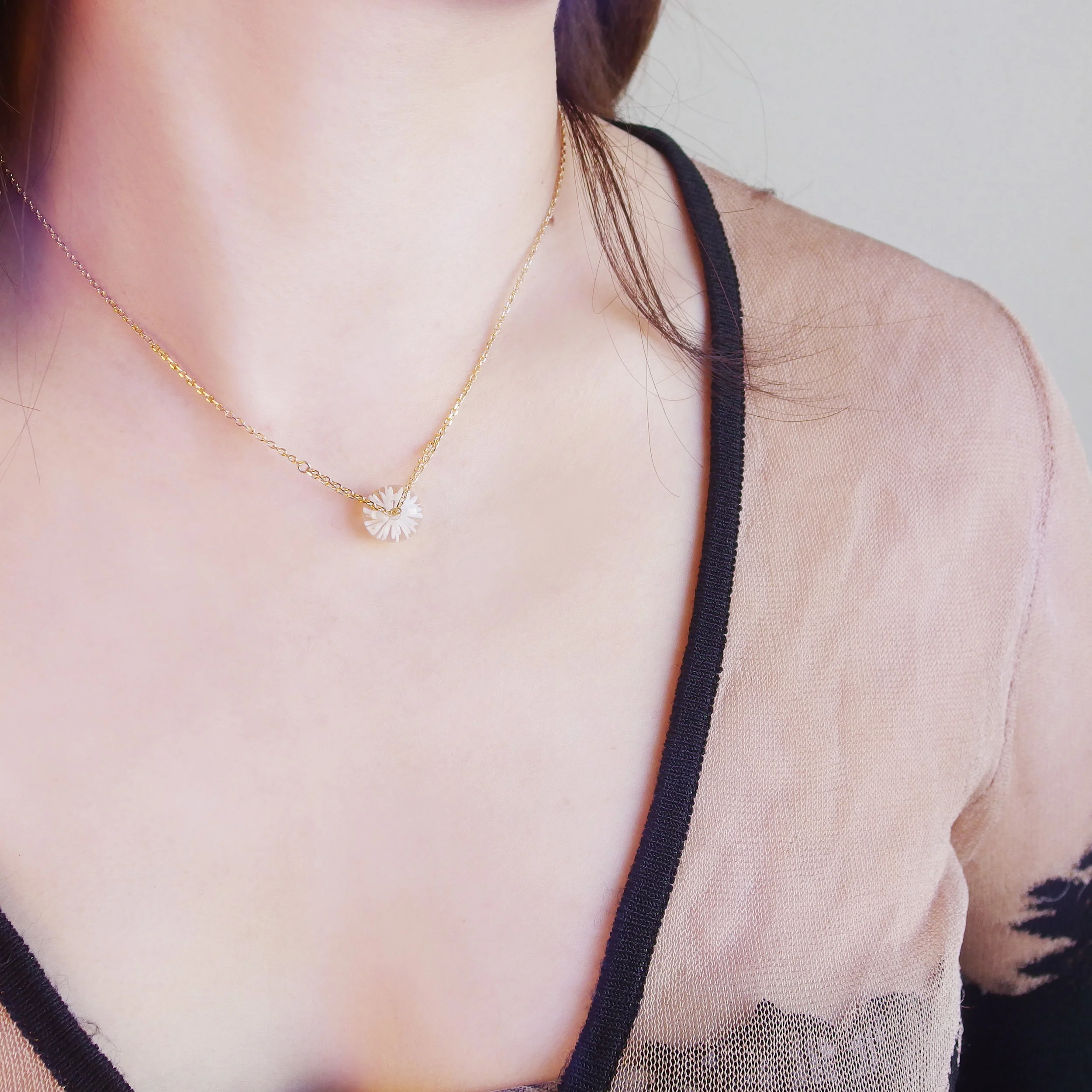 collier-rosee-matin-blanche-fleur-dentelle-givree.jpg