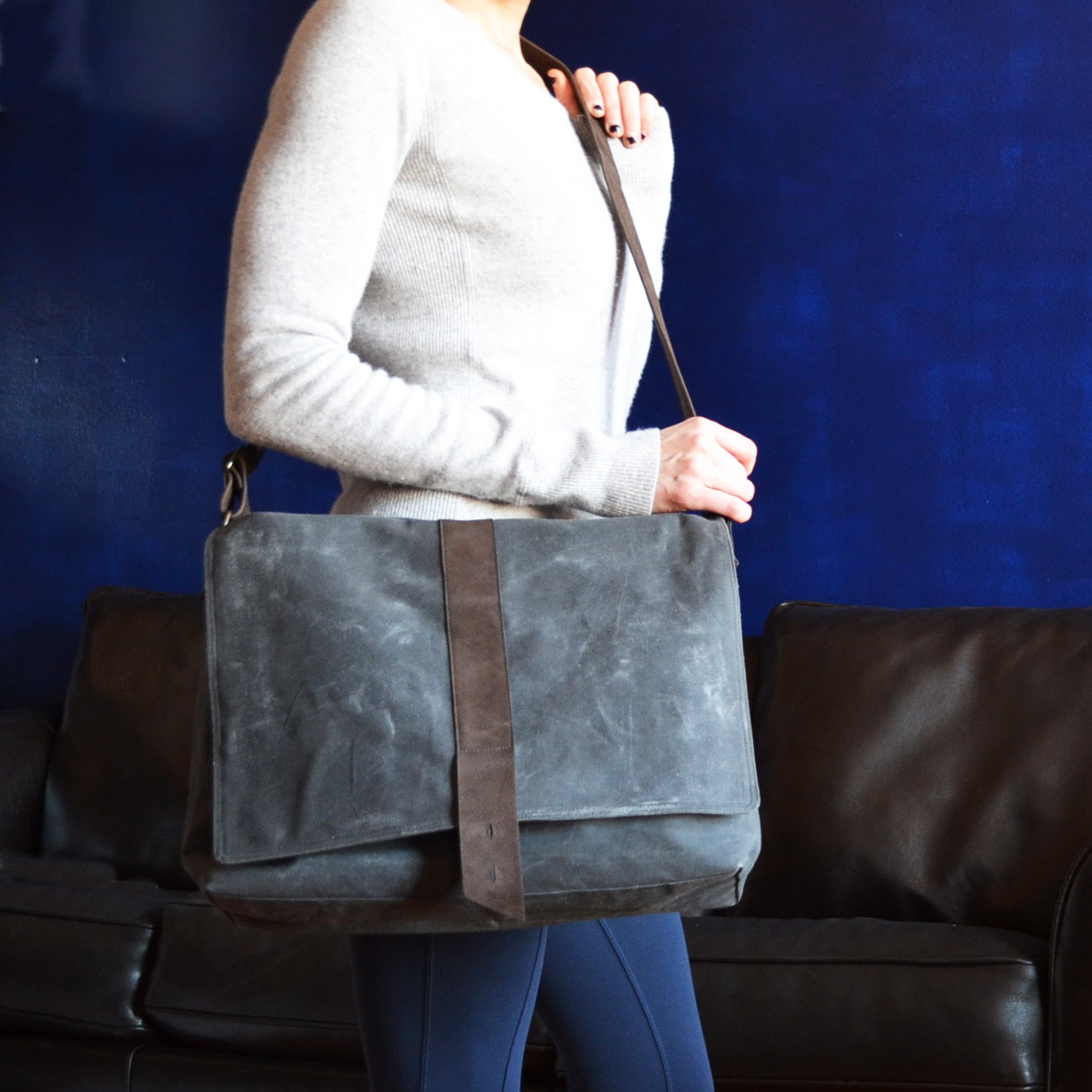 Lolafalk — The Sloane Waxed Canvas Messenger Bag in Charcoal Grey