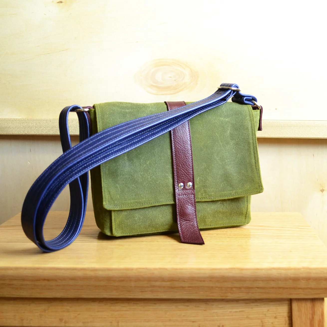 Davy mini messenger bag in Moss Green
