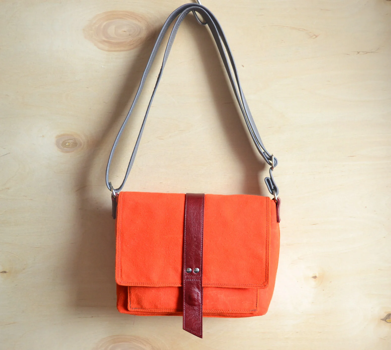Davy mini messenger bag in Safety Orange