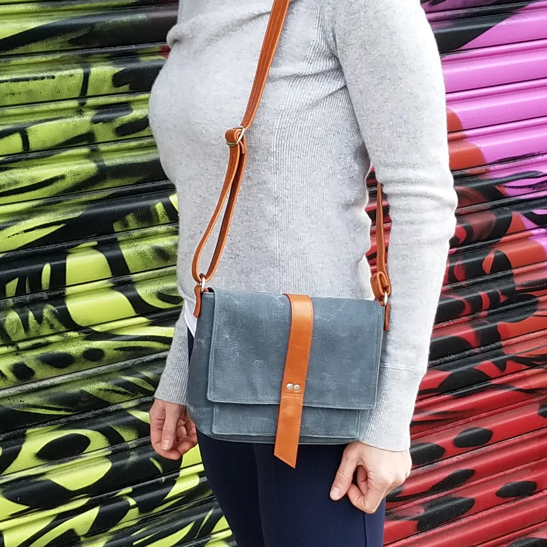 Lolafalk davy mini messenger bag in stone