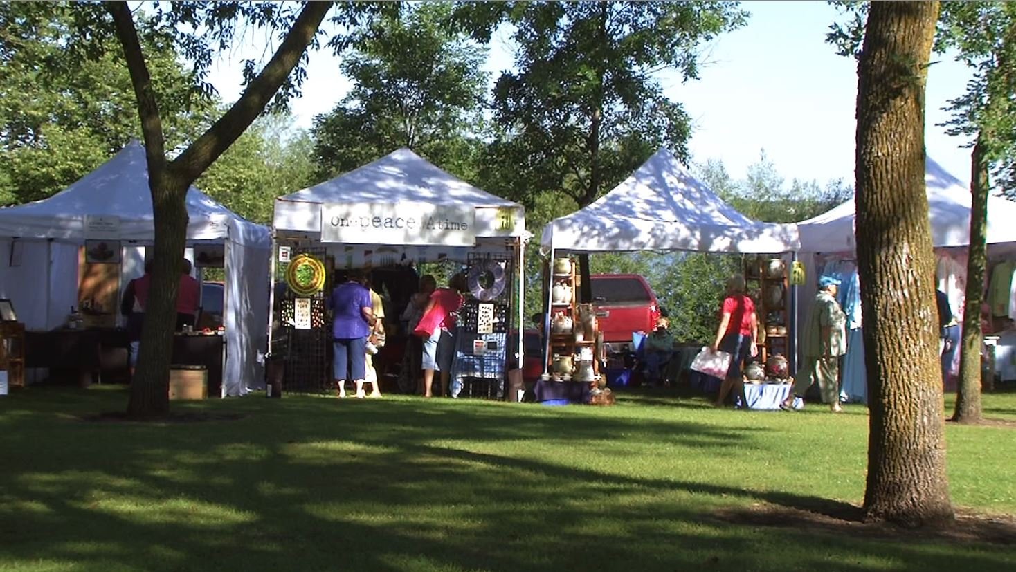  Shady spots are popular in the middle of summer!  These vendors got the prime real estate. 