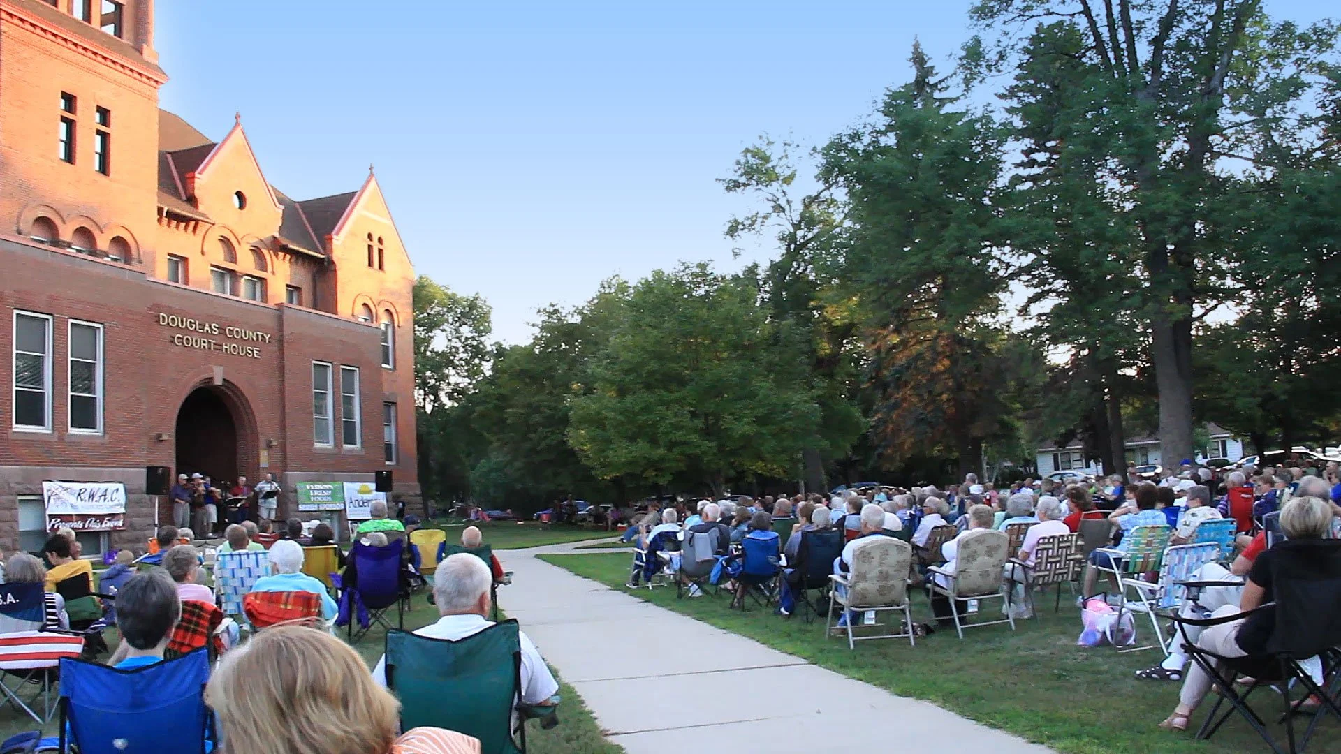 summer crowd at the Douglas County Courthouse