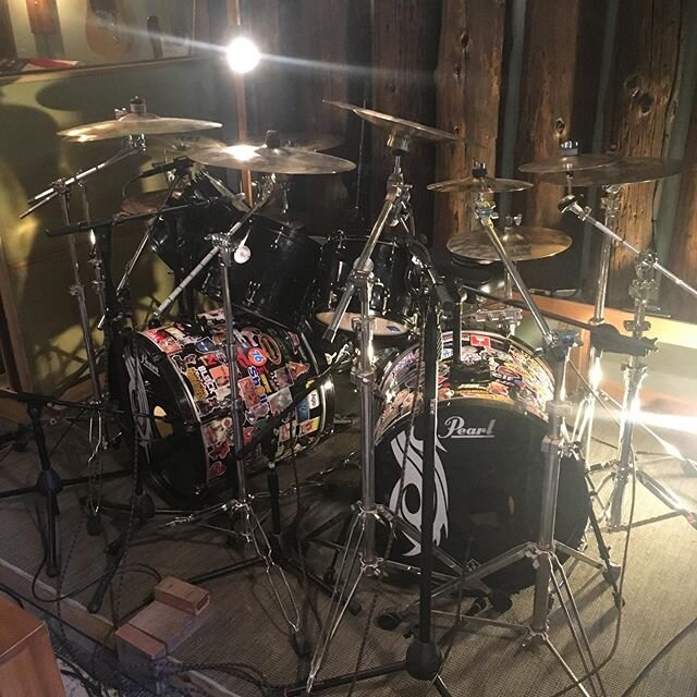 4 Toms, 2 Kicks, 2 Snares, 2 sets of HiHats, and about as many Cymbals as he could fit in the space. #hoppelpoppel #ruralrecordingresort #recordingstudio #iowacity #iowa