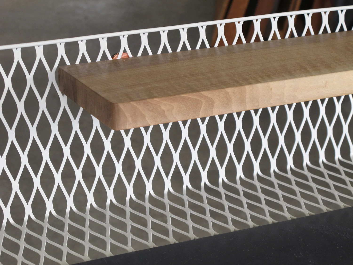 les accessoires se fixent à travers la grille