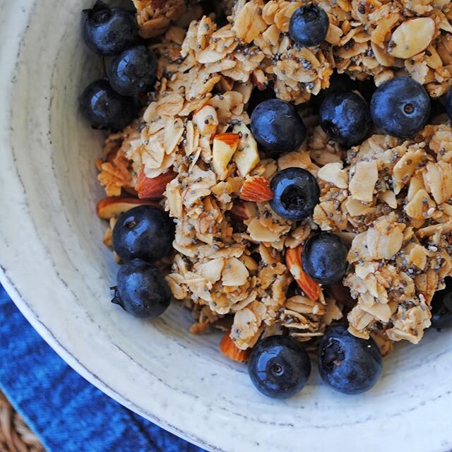 the perfect summer breakfast 🤗 🍋 i wrote this this lemon poppyseed granola recipe a full month ago and promptly forgot about it #toddlerlife 🏃🏼&zwj;♀️crunchy, bright &amp; the perfect afternoon snack. (Link in bio for recipe) ☀️🦋