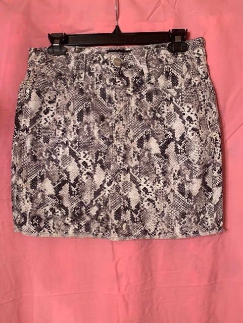 We’re really feeling this 🐍 pattern. If you are too, grab the Sanctuary Queen Snake Mini Skirt for $89 from Venue.