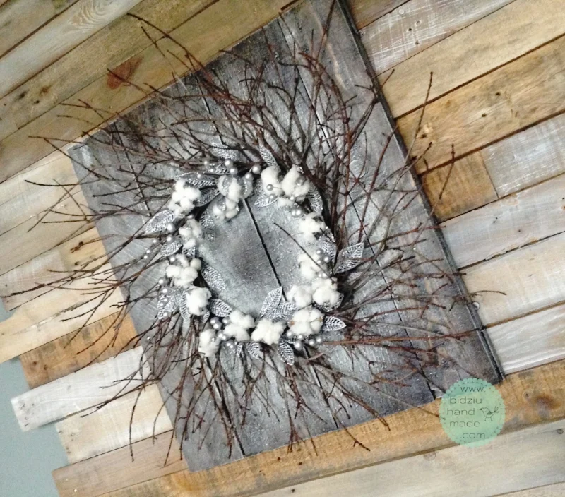 handmade rustic Christmas decoration, rustic Christmas decor ideas, reclaimed pallet wood project, pallet wood DIY, white and silver Christmas decoration, fireplace mantel Christmas decor, Christmas centrepiece ideas, rustic centre piece, 