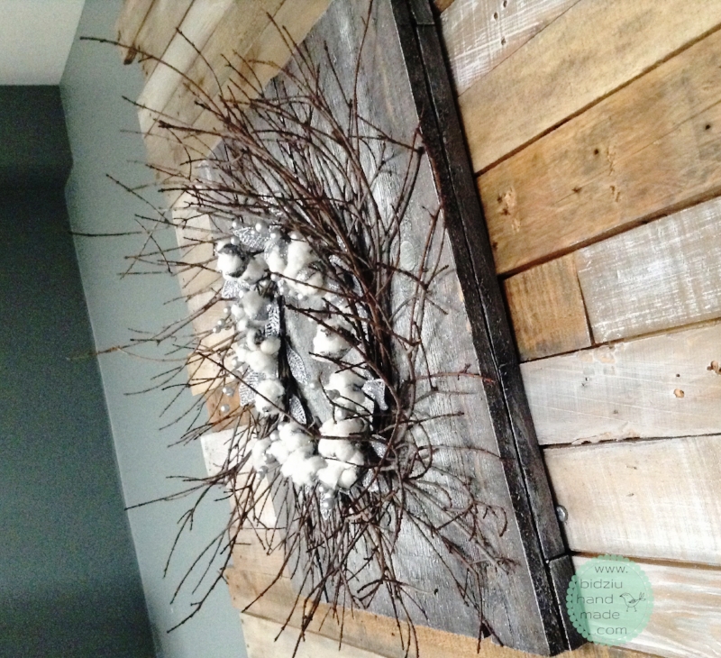 handmade rustic Christmas decoration, rustic Christmas decor ideas, reclaimed pallet wood project, pallet wood DIY, white and silver Christmas decoration, fireplace mantel Christmas decor, Christmas centrepiece ideas, rustic centre piece, 