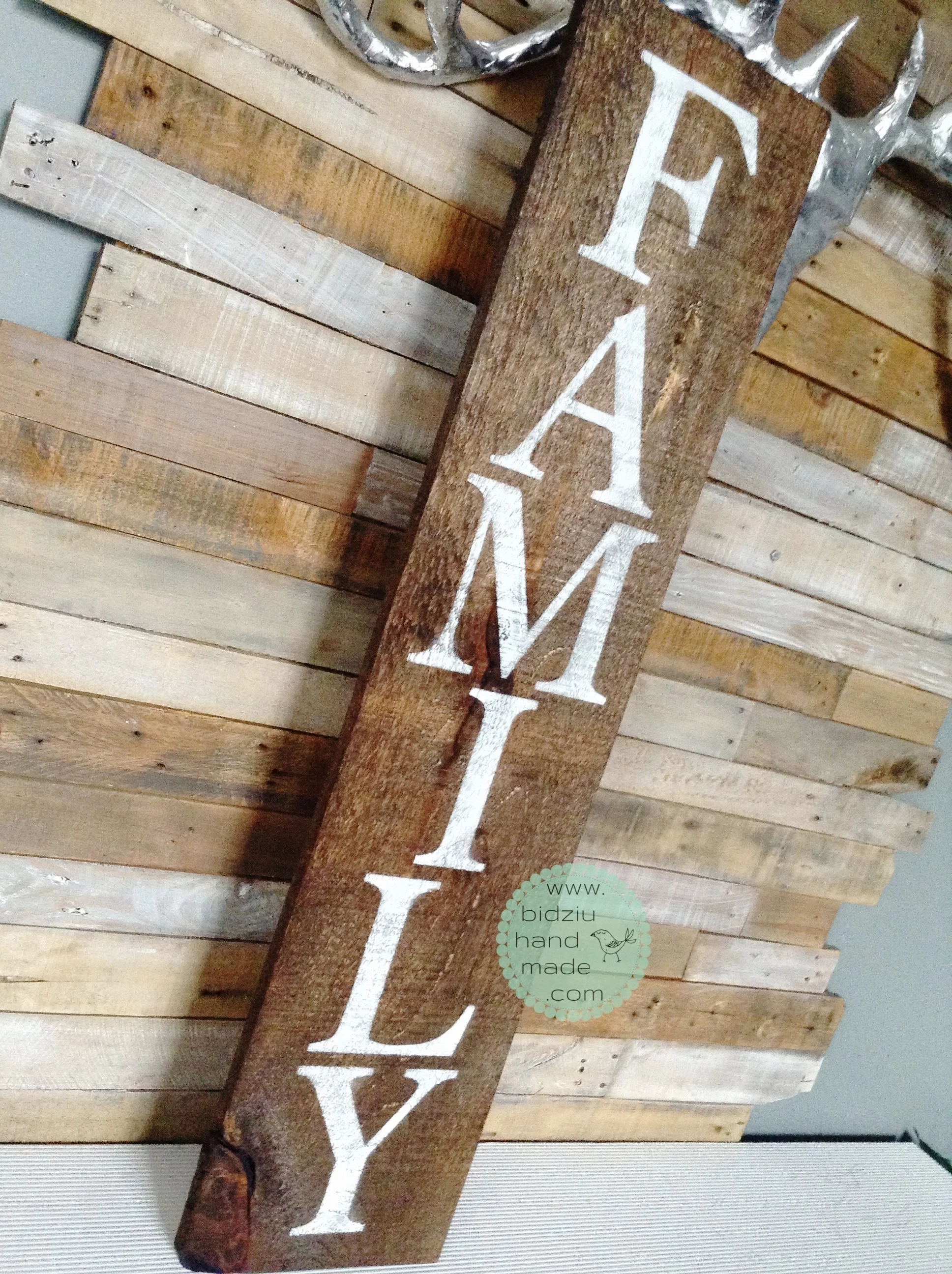 family rustic sign, handmade rustic sign, family wood sign, hand painted rustic sign, handmade family rustic wood sign, painted wood sign, custom made wood sign, rustic home decor, modern home decor, bidziu handmade, bidziu hand made