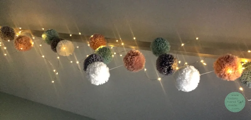 DIY pom pom garland, DIY yarn pom poms, DIY pom pom tutorial, DIY bulk pom poms, DIY bulk pom pom garland, pom pom tutorial, bulk pom pom tutorial, yarn pom poms, how to make yarn pom poms, how to make yarn pom poms in bulk, yarn projects, yarn crafts, trendy home decor, trendy yarn projects, trendy pom pom project, DIY project, DIY yarn project, pompom tutorial, trendy nursery decor, modern nursery decor, bidziu handmade, bidziu hand made