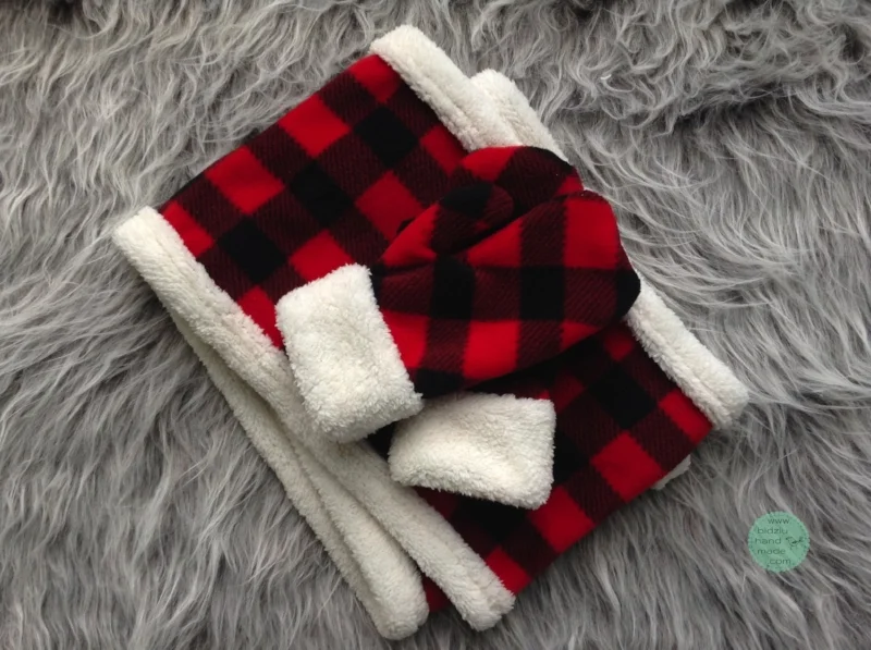 buffalo plaid, buffalo plaid fleece, buffalo plaid scarf and mitts, buffalo plaid winter accessories, red and black, red and black plaid, winter accessories, fashionable winter accessories, stocking stuffer, stocking stuffer ideas, DIY scarf and mittens, sewing, sewing project, warm scarf and mittens, scarf and gloves, infinity scarf, gifts for moms, gifts for sister, gifts for kids, gifts for grandmothers, gifts for wife, gifts for aunts, gift ideas, great gift ideas, winter necessities, sewing with fleece, handmade, handmade fashion, bidziu handmade, bidziuhandmade